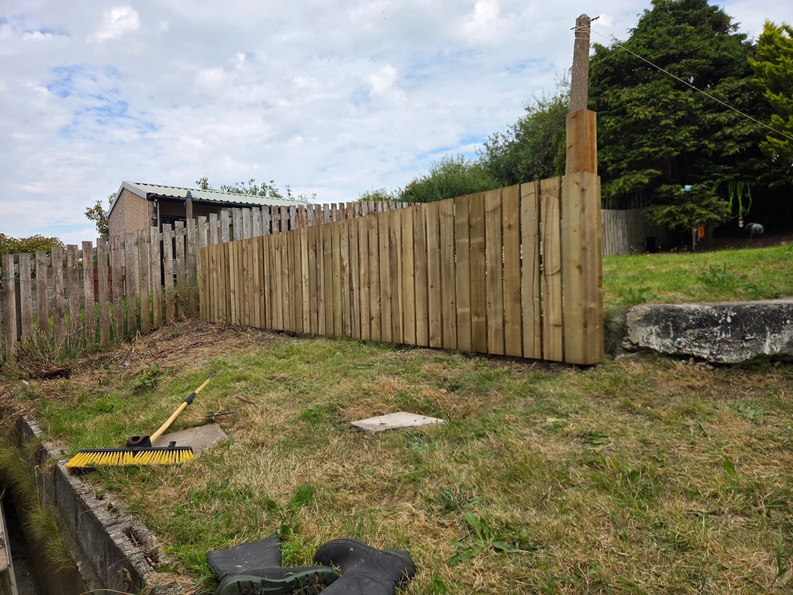 Replacement boundary fence run between gardens