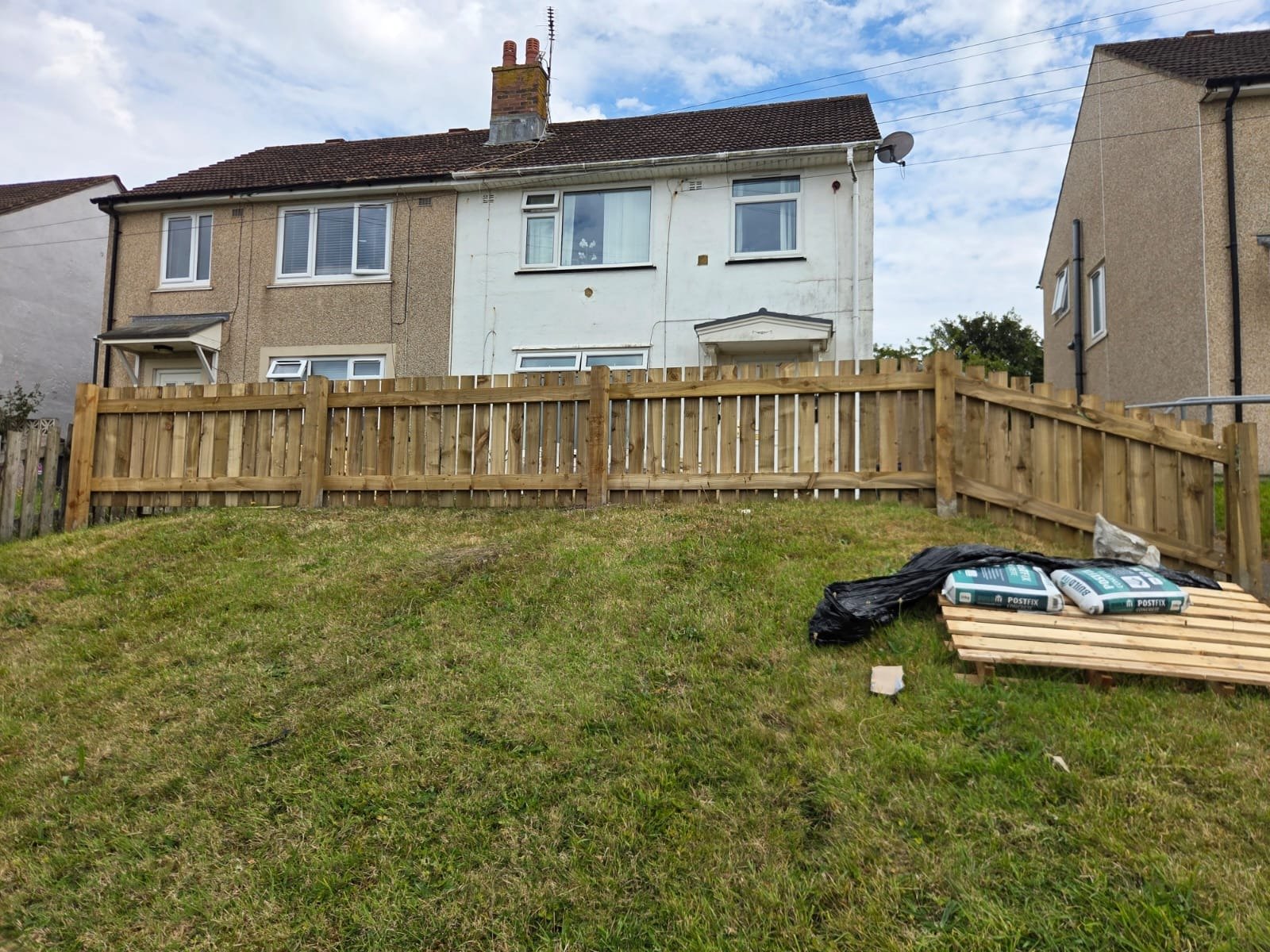 New hit and miss fence along a front garden